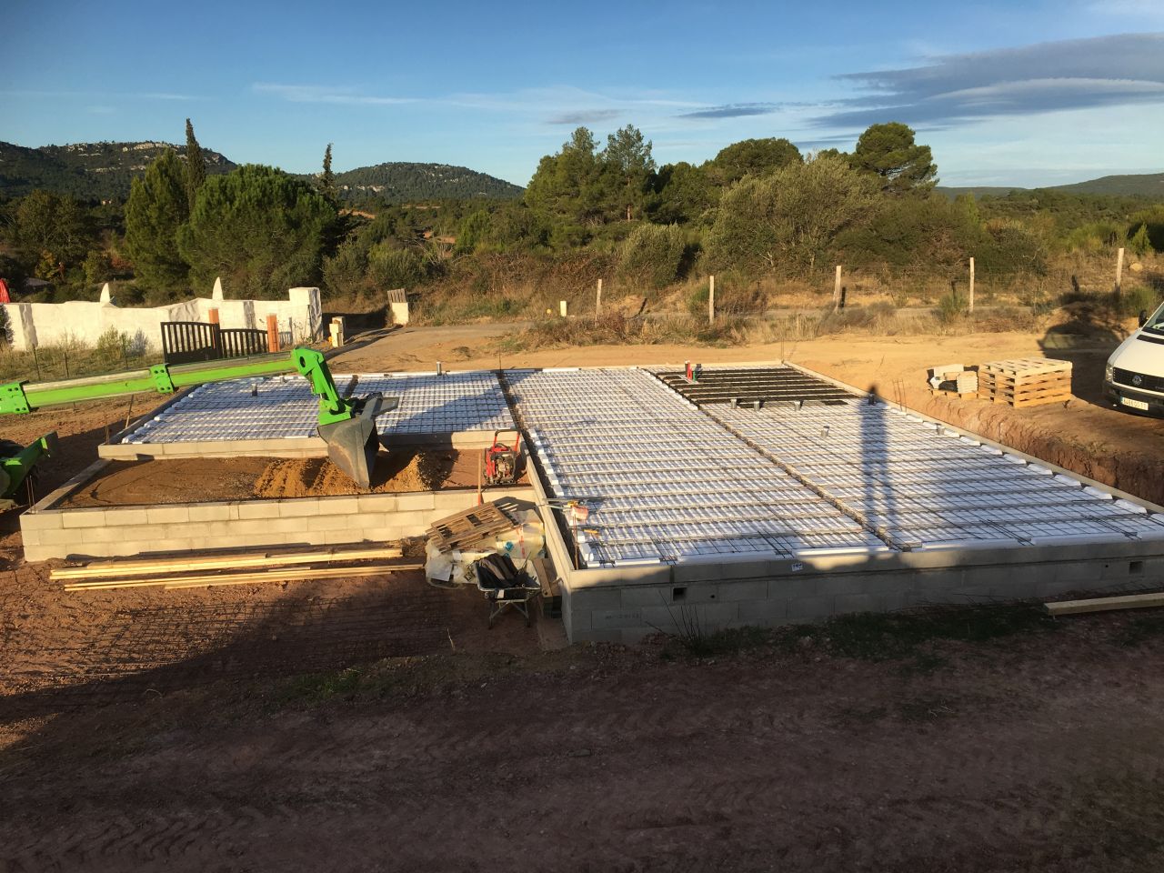 Finition de la terrasse avec du tout venant avant de rceptionner la toupie