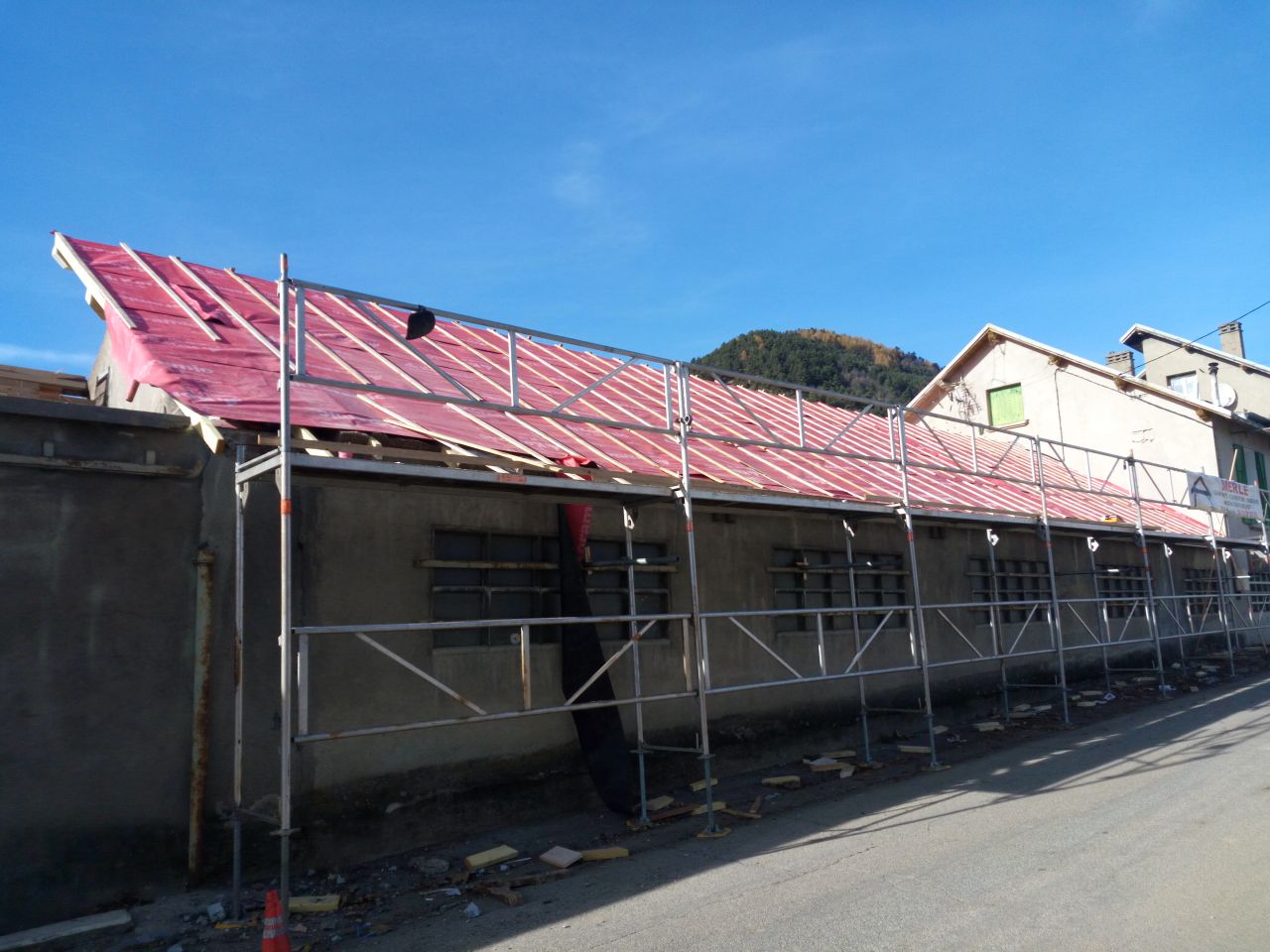 travaux de toiture en cours - face est ct rue