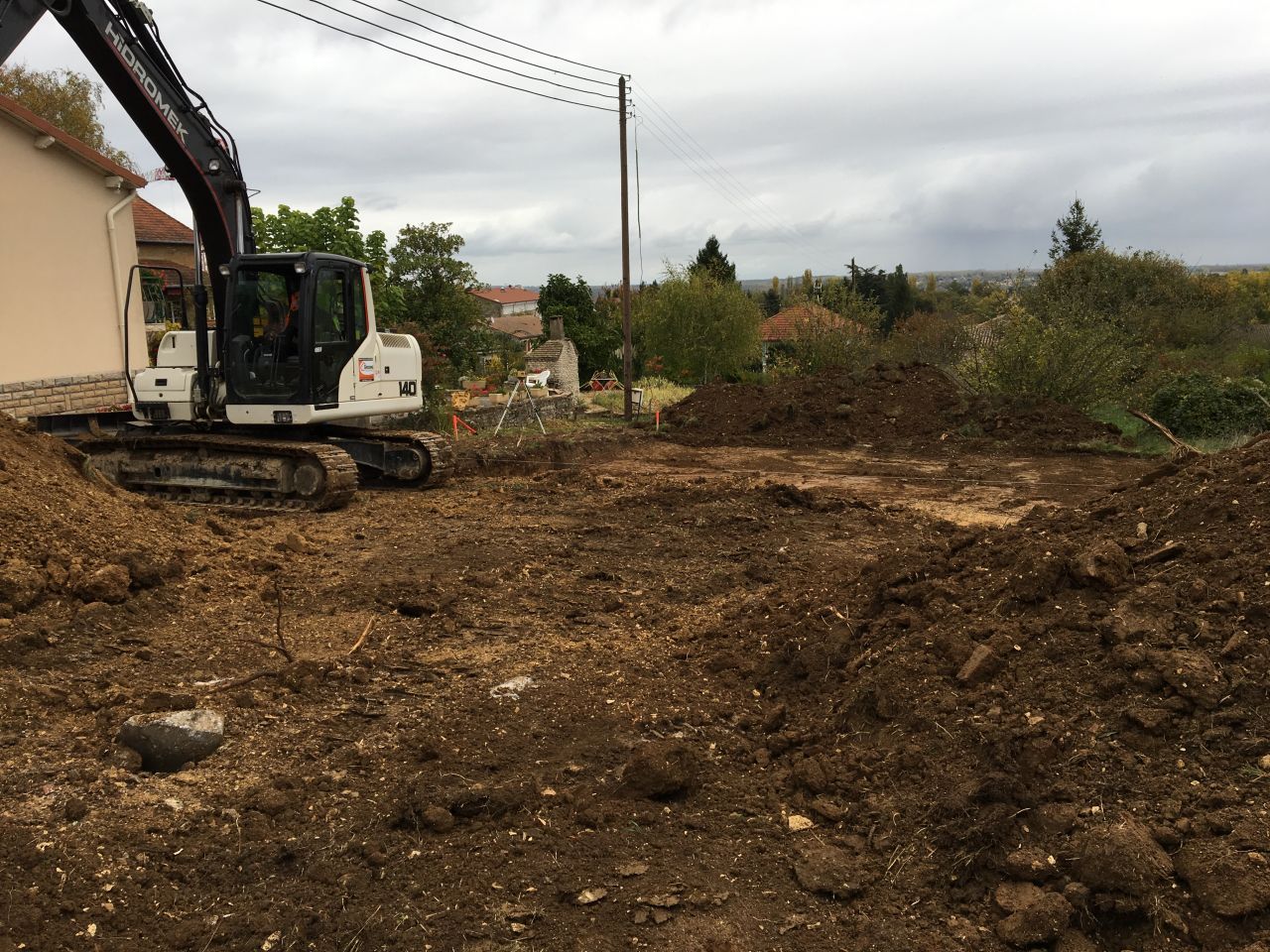 Mise  plat du terrain  l'emplacement de la maison