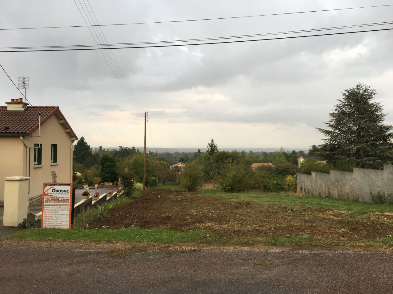 Dbut du terrassement : les haies du ct gauche sont galement arraches car la maison sera en limite de proprit