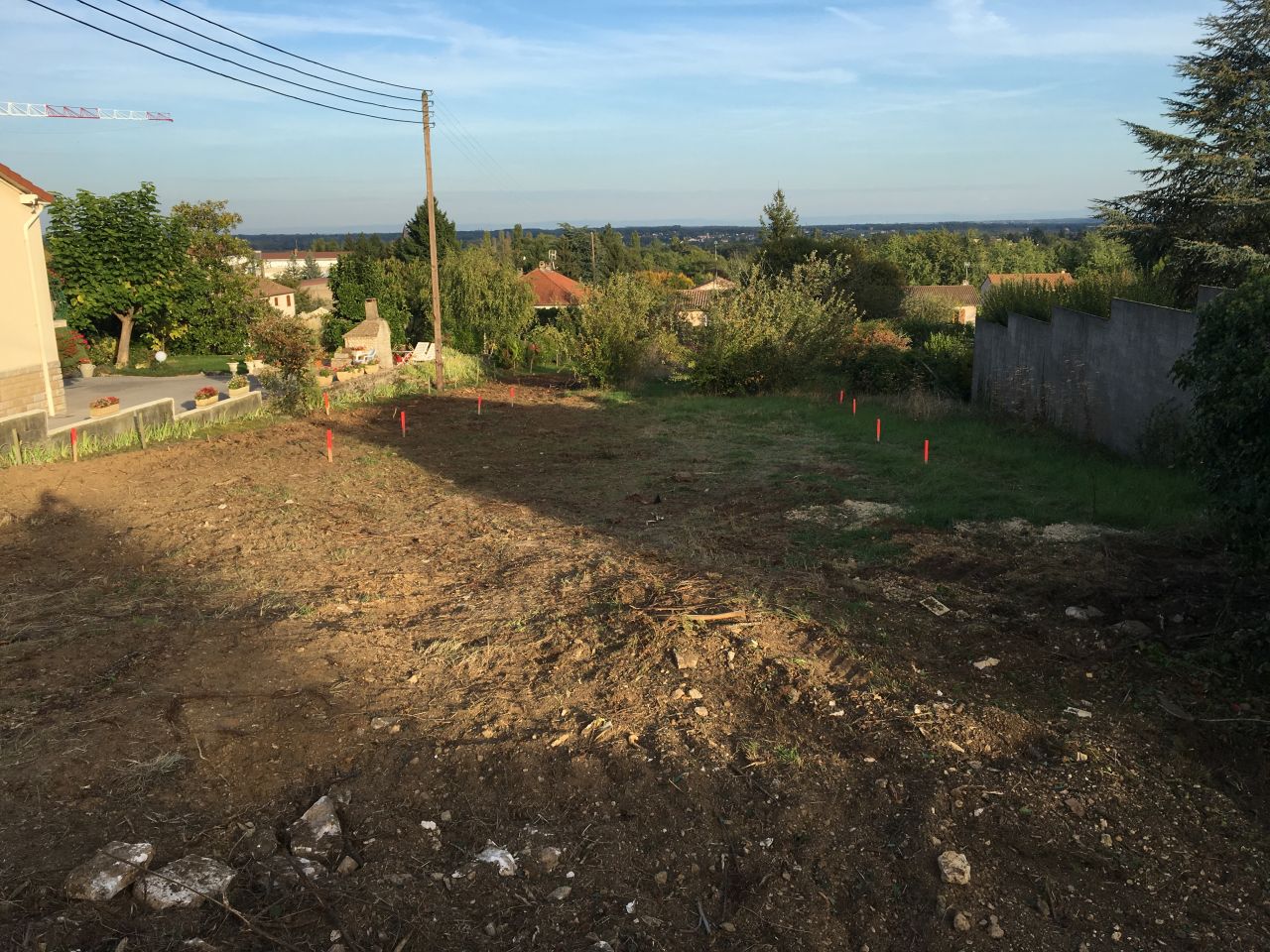 Les piquets orange matrialisent le futur emplacement de la maison