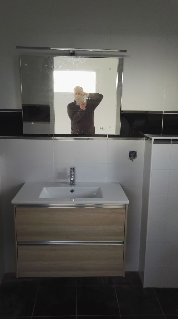 pose du simple vasque et miroir dans la salle d'eau