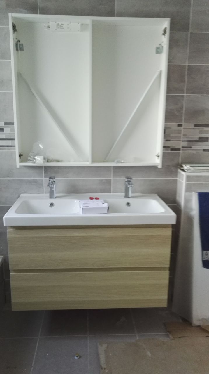 pose du double vasque et miroir dans la salle de bain (reste a poser les miroir)