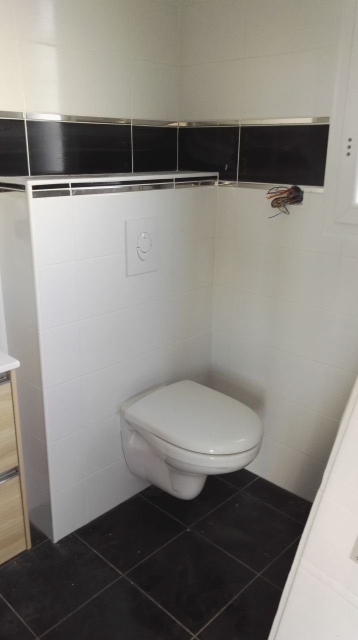 pose du WC suspendu dans la salle d'eau