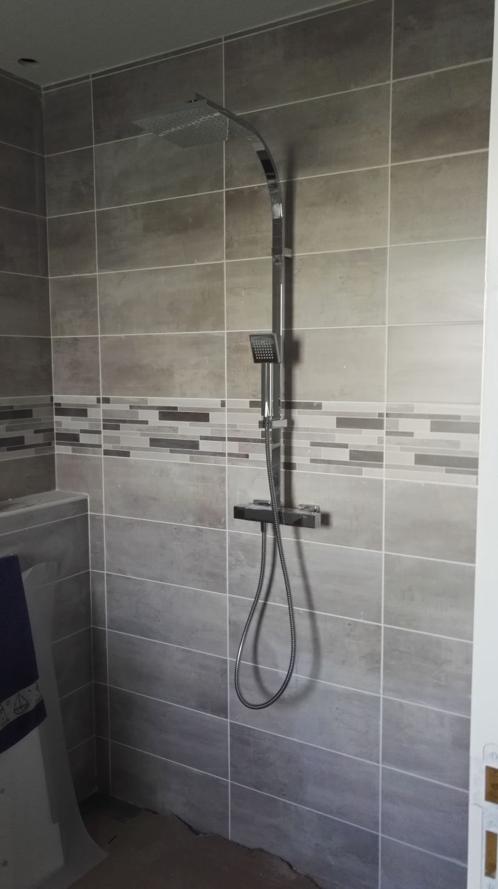 pose  de la colonne de douche dans la salle de bains