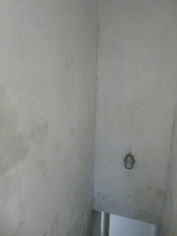 Le mur préparé dans cage d'escalier