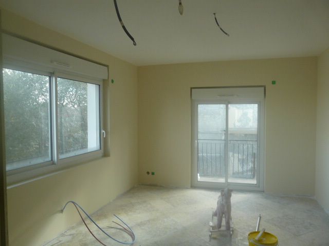 Le salon avec première couche peinture