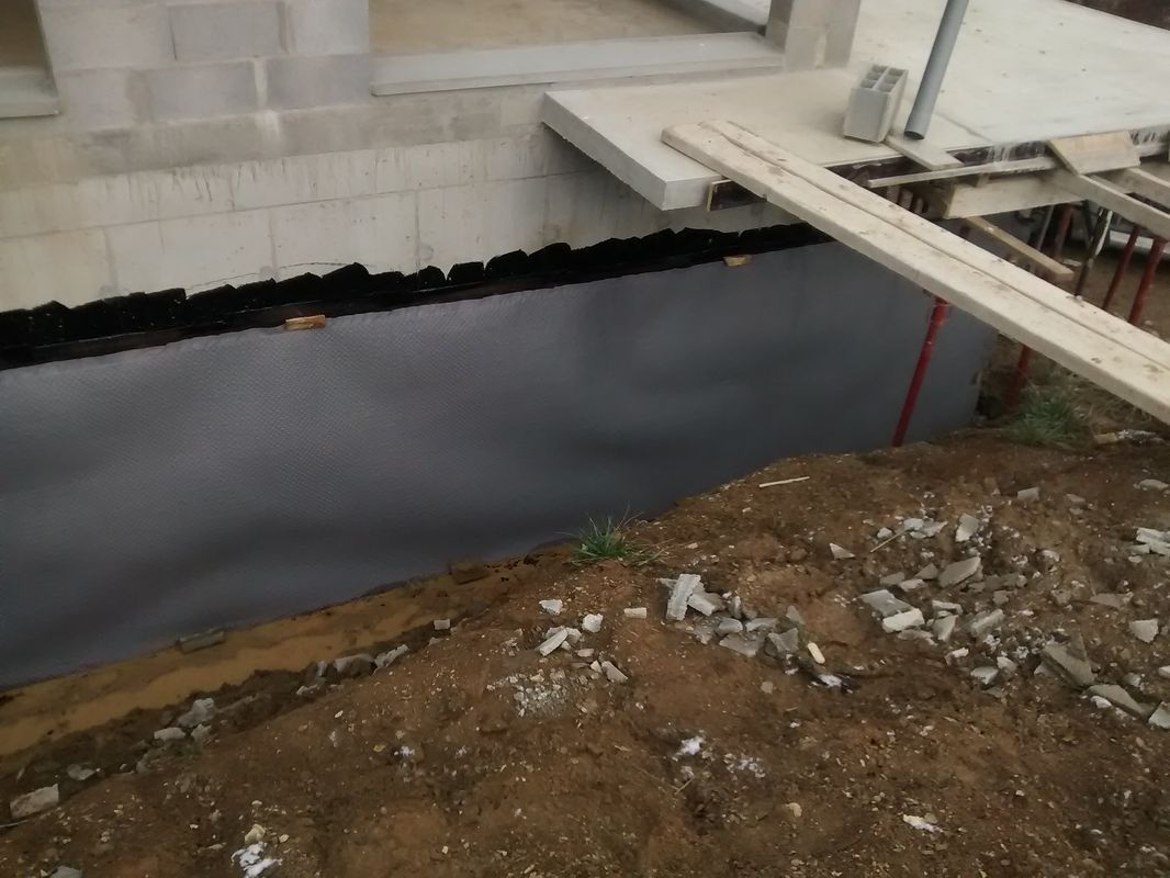 Tada!
<br />
Premire passe d'tanchit des murs enterrs faite.
<br />
Au terrassier d'intervenir ensuite: premire couche de remblai et drainage.
<br />
ensuite l'tancheur compltera son ouvrage jusqu'au dessus du niveau du terrain fini projet (sous les appuis de porte-fentres en haut de la photo)