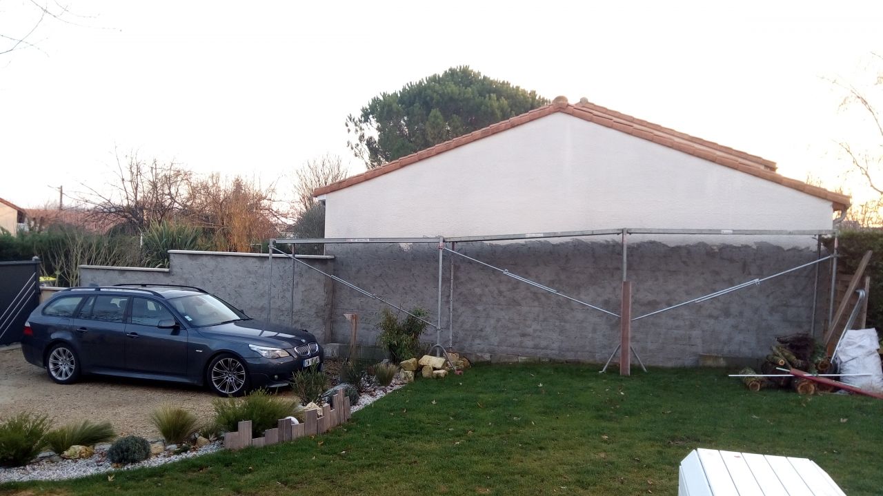 Mur du voisin en cours d'enduit (première étape = rattrapage de la différence d'epaisseur entre enduit existant et parpaing (pas d'enduit à cette endroit car il y avait une haie avant)
