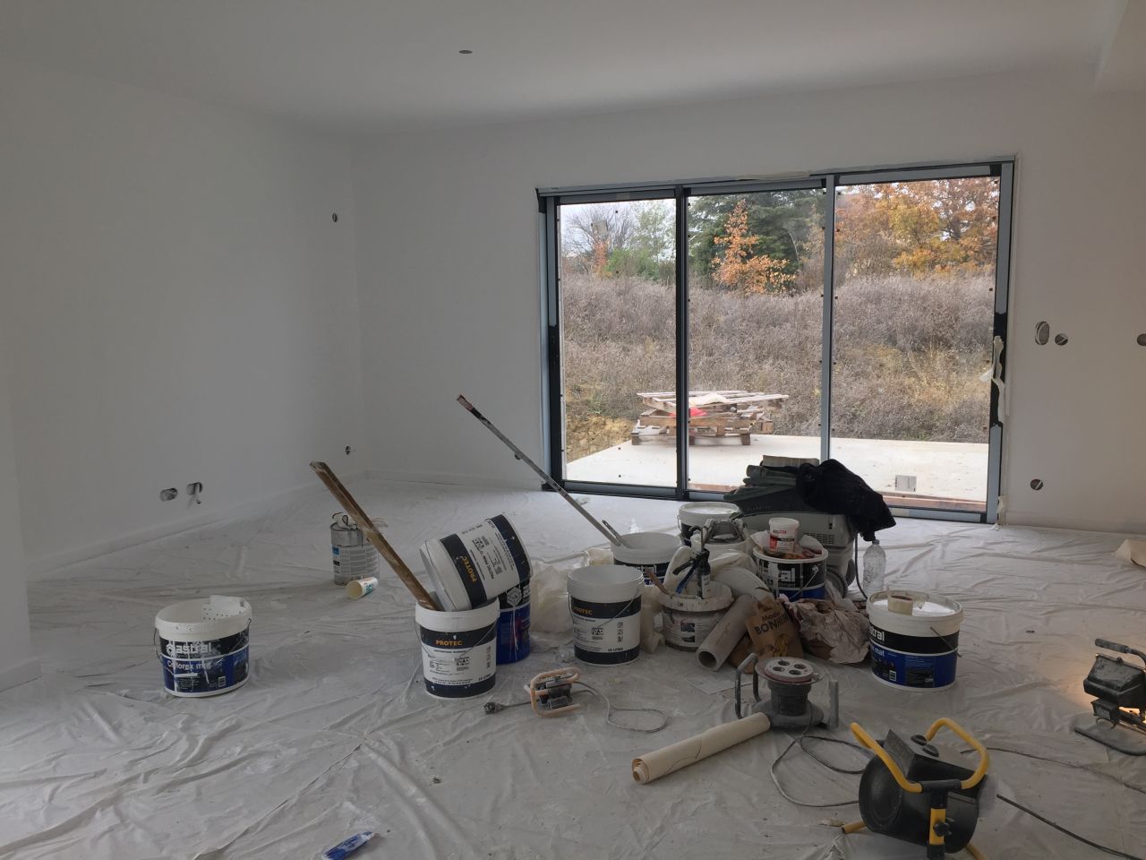 Peinture en cours dans le salon