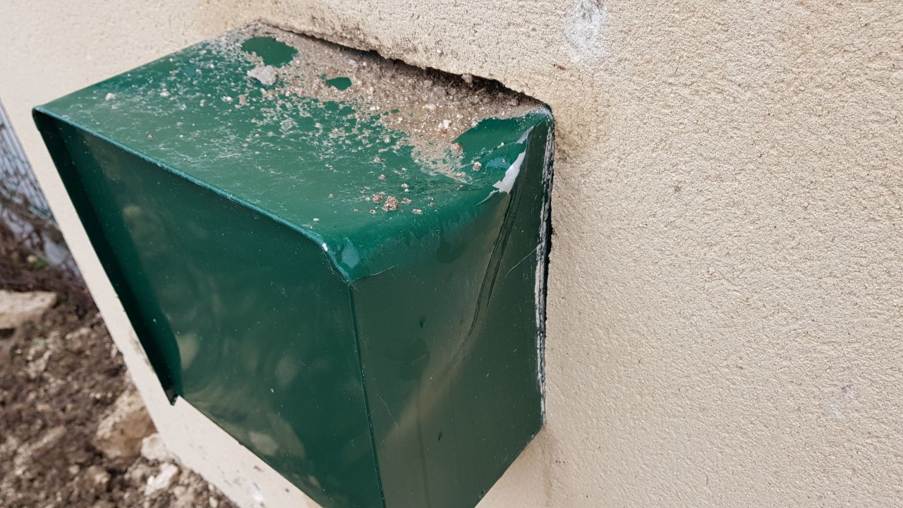 1er déconvenue aujourd'hui après visite du terrain Boîte aux lettres et mur dégradés lors du terrassement. Ca commence bien ... s'il travaillent tous comme ça ça va pas être possible  .... je vais brieffer le Cdt dès demain ....
