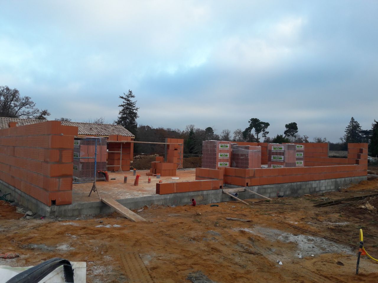 Début de l'élévation des murs