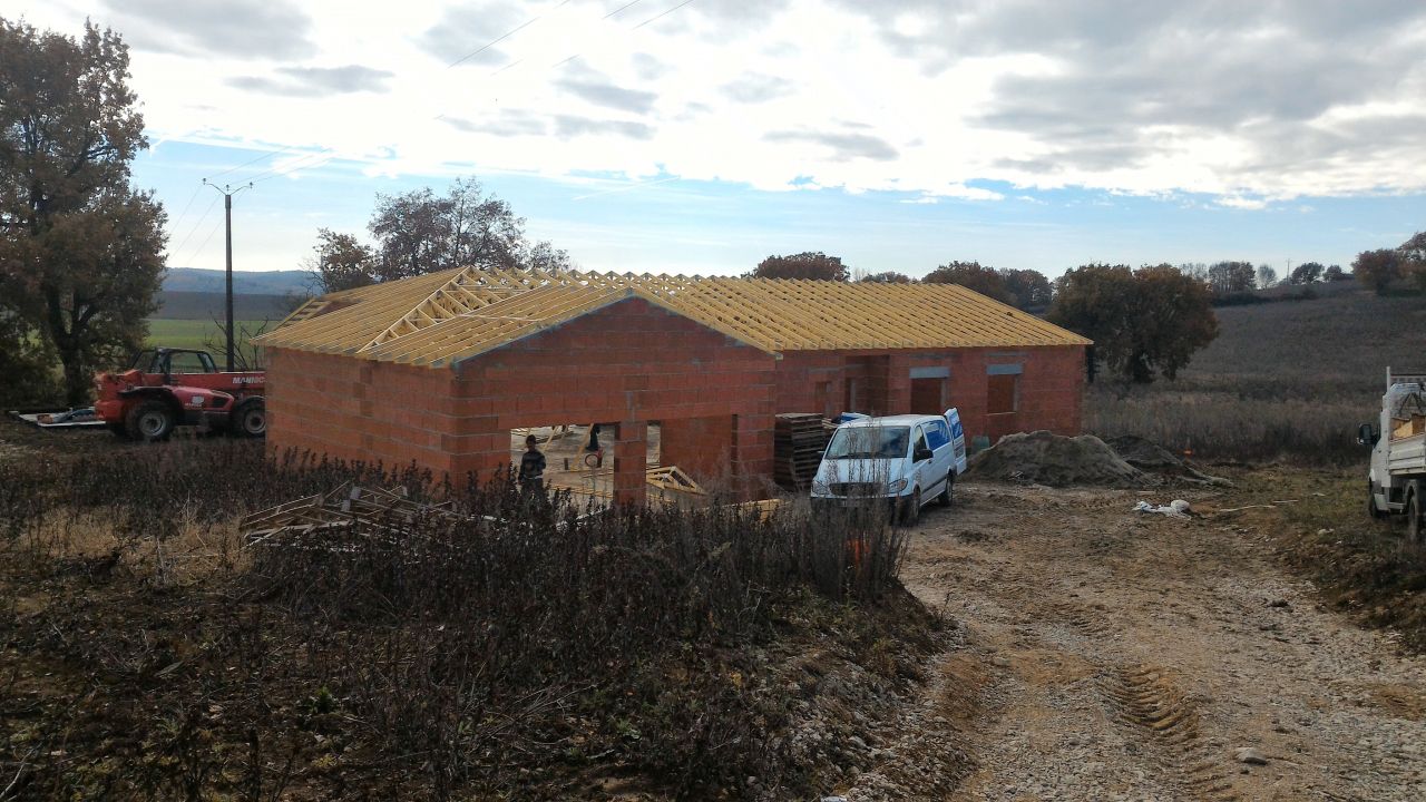 Charpente fermette en cours de finition.