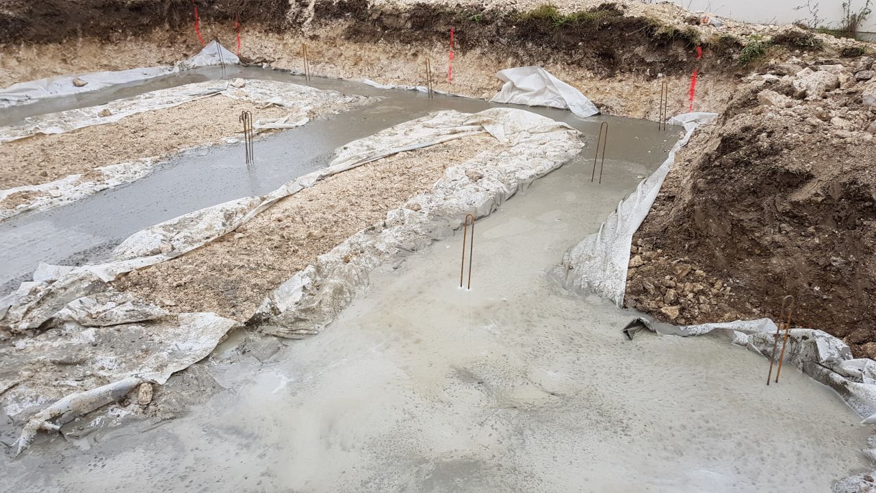Les fondations sont coulées.  

Le temps n'est pas top.... 3/4 degrés ce matin 7/8 cet après-midi + ..... la pluie une fois le coulage terminé .... j'espère que ça n'aura pas de conséquence sur le séchage du béton et la qualité des fondations .