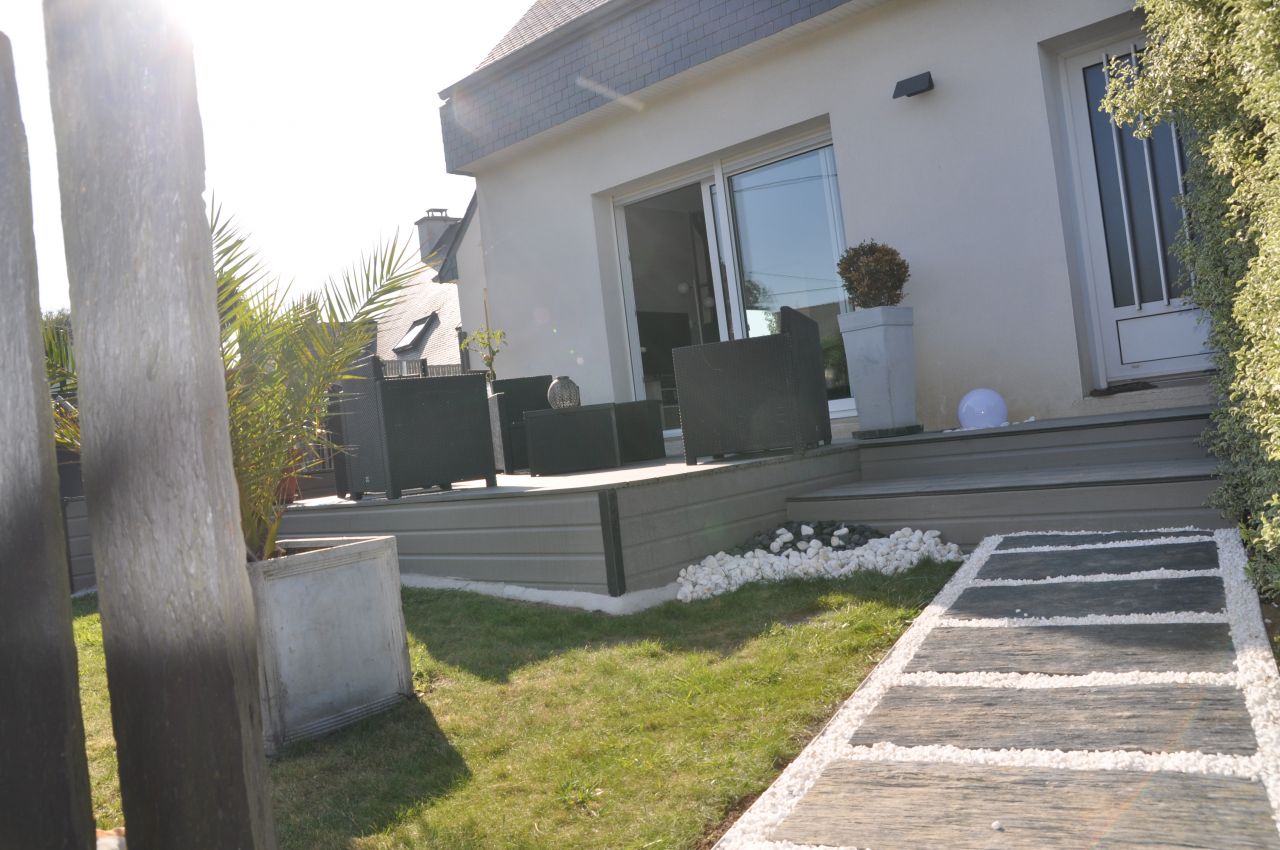 avec la terrasse en composite gris anthracite de chez Sylvadec