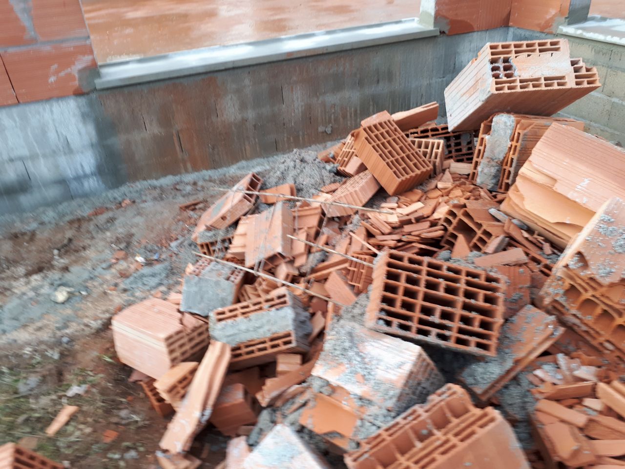 Murs terminés - déchets laissés par les maçons