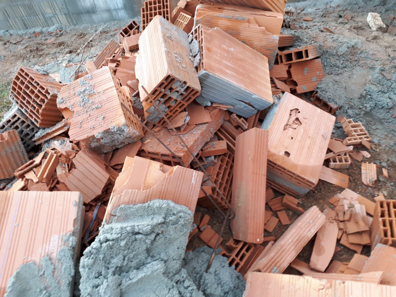 Murs terminés - déchets laissés par les maçons