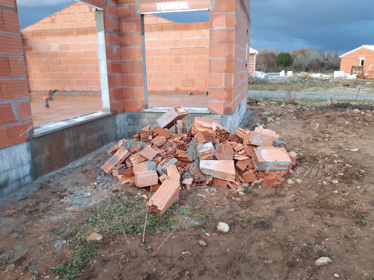 Murs terminés - déchets laissés par les maçons