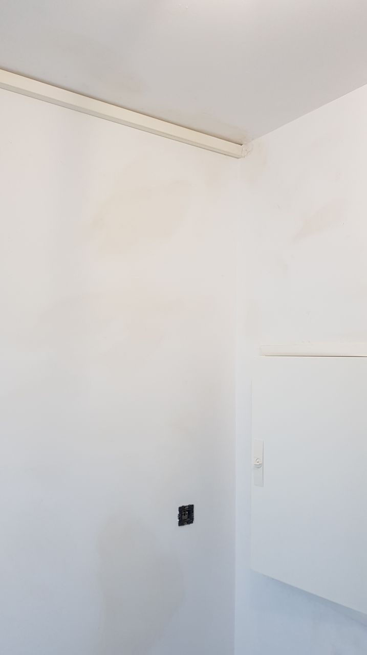 Une goulotte sous le faux-plafond et le mur qui venait d'tre peint en blanc !