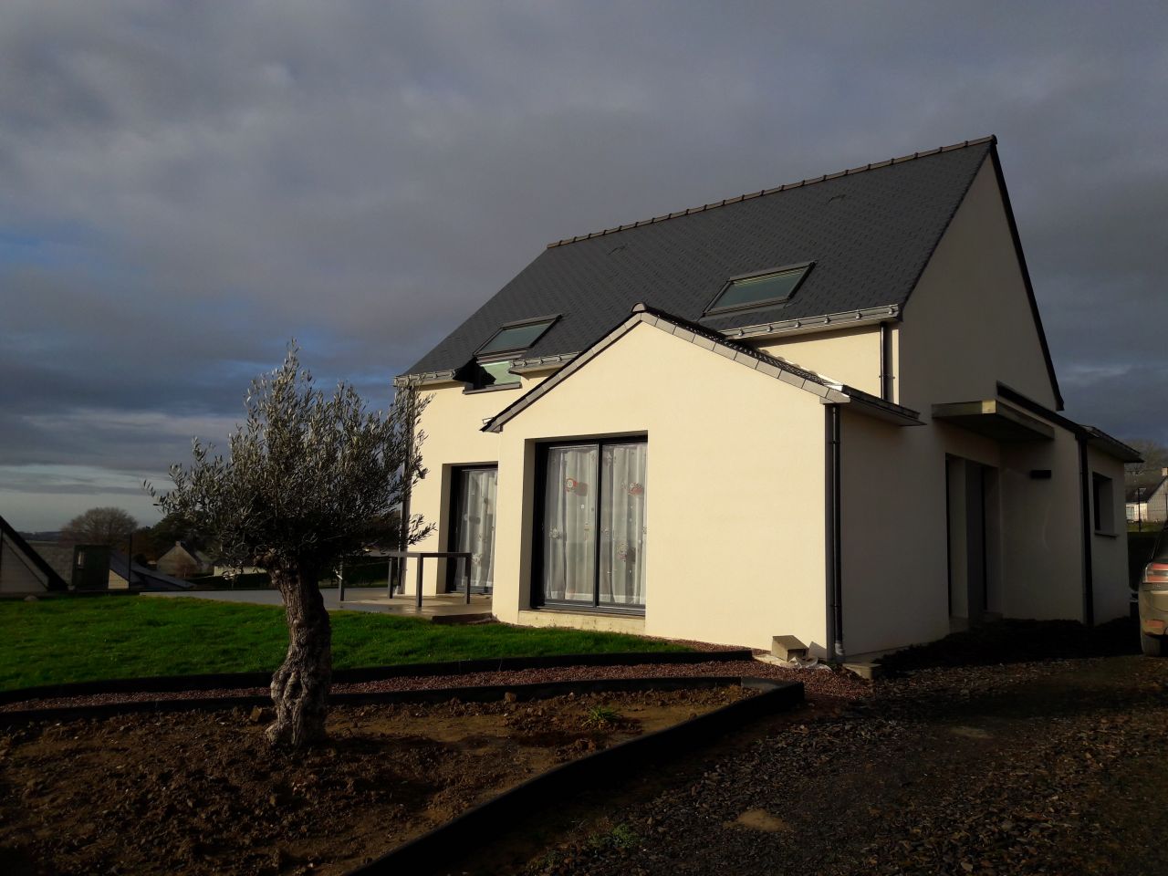 Le devant de la maison avec notre olivier.