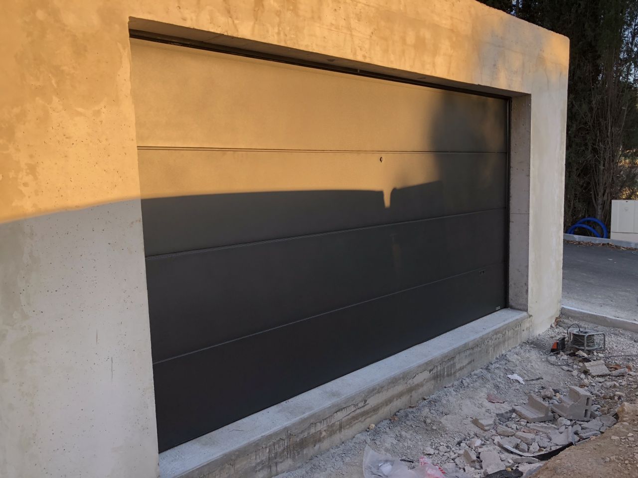 Porte de garage sectionnelle alu Gypass Activa coloris noir 2100 sablé