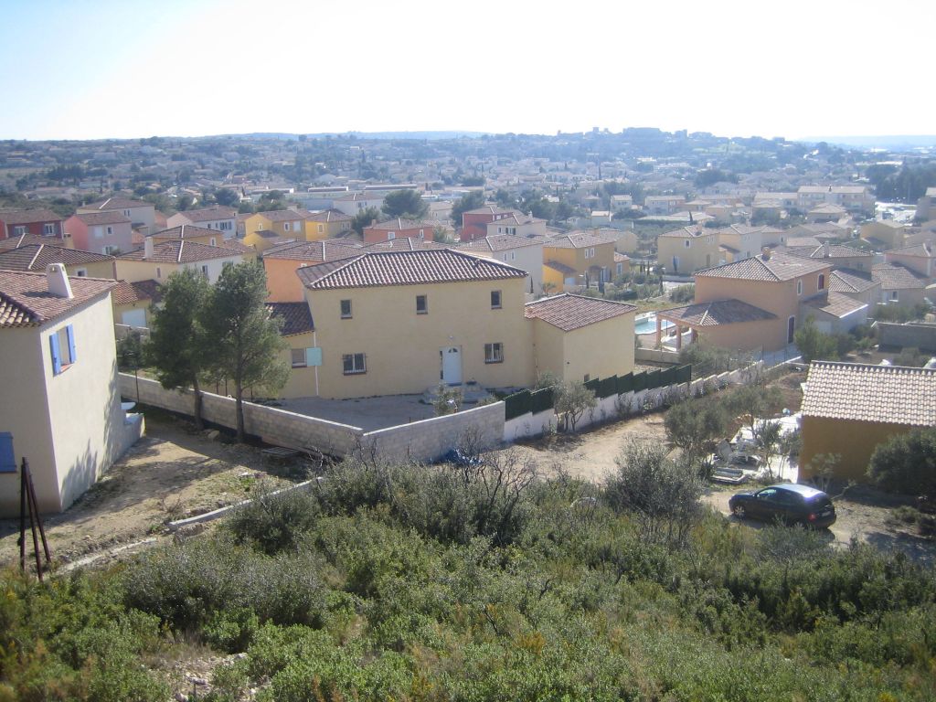 Vue Sud-SudOuest depuis le terrain. A peu en dessous de la hauteur de l'étage de la maison