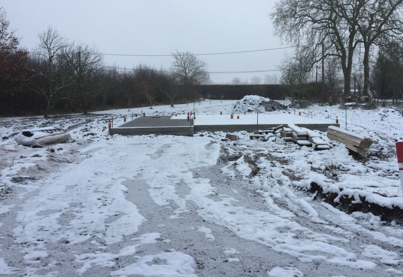 Le chantier sous la neige. On distingue bien la partie garage non isol