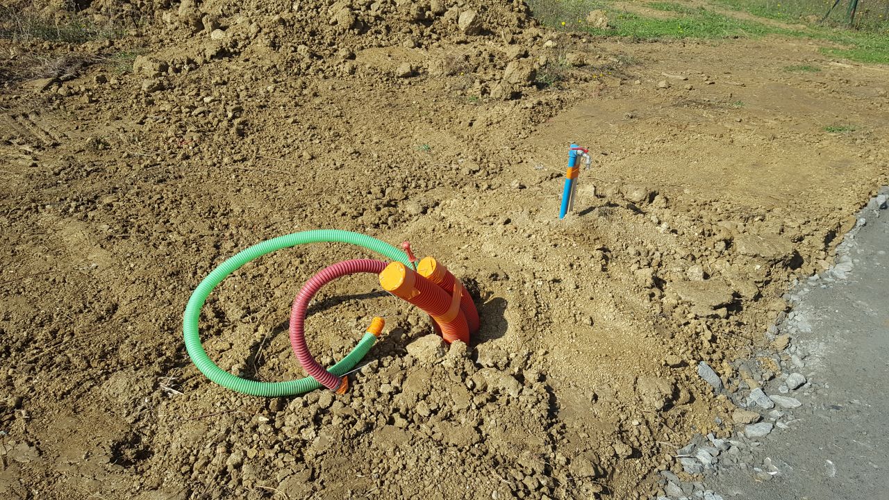 Gaines en attente et robinet d'eau dplac face maison