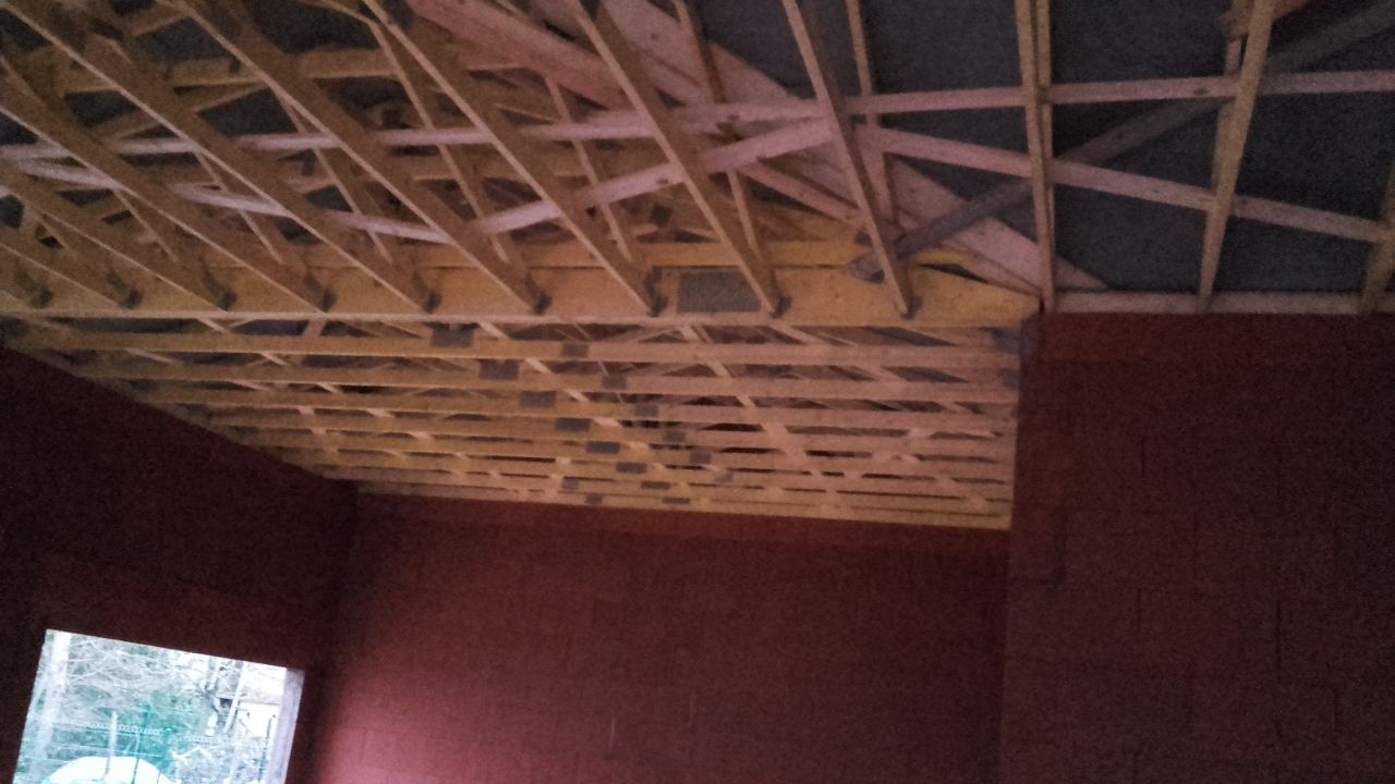 Vue sous les tuiles