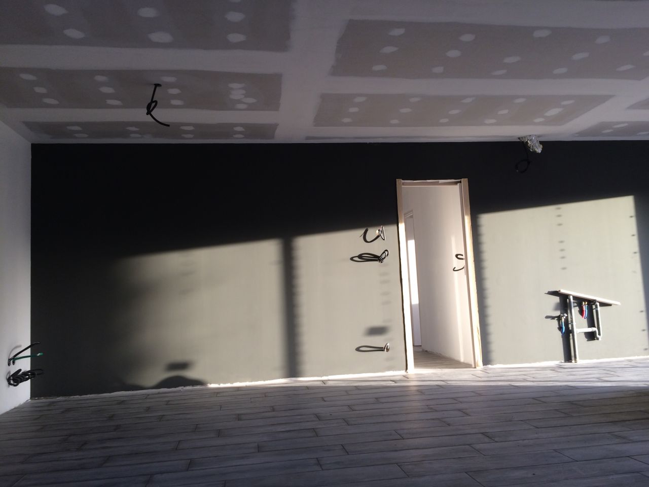 Pose du carrelage dans la pièce de vie