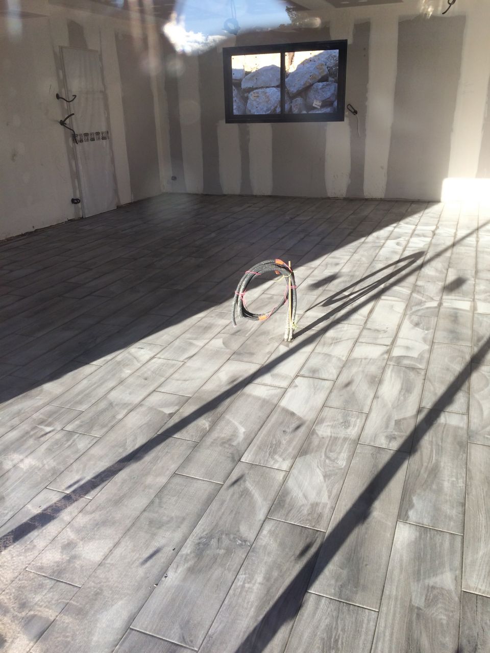 Pose du carrelage dans la pièce de vie