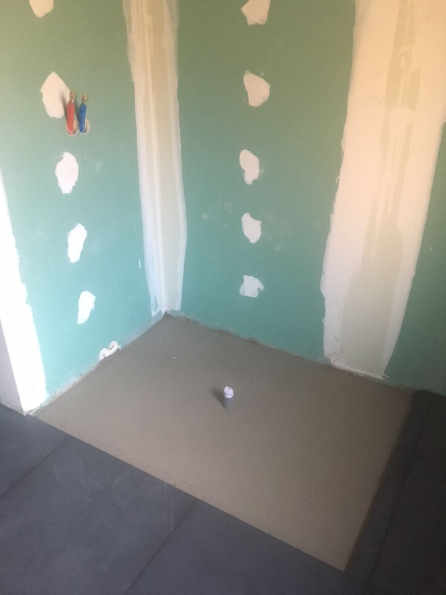 Pose du carrelage dans la salle de bain