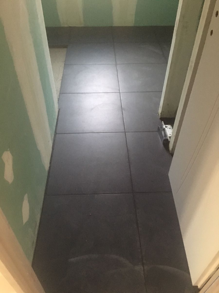 Pose du carrelage dans la salle de bain