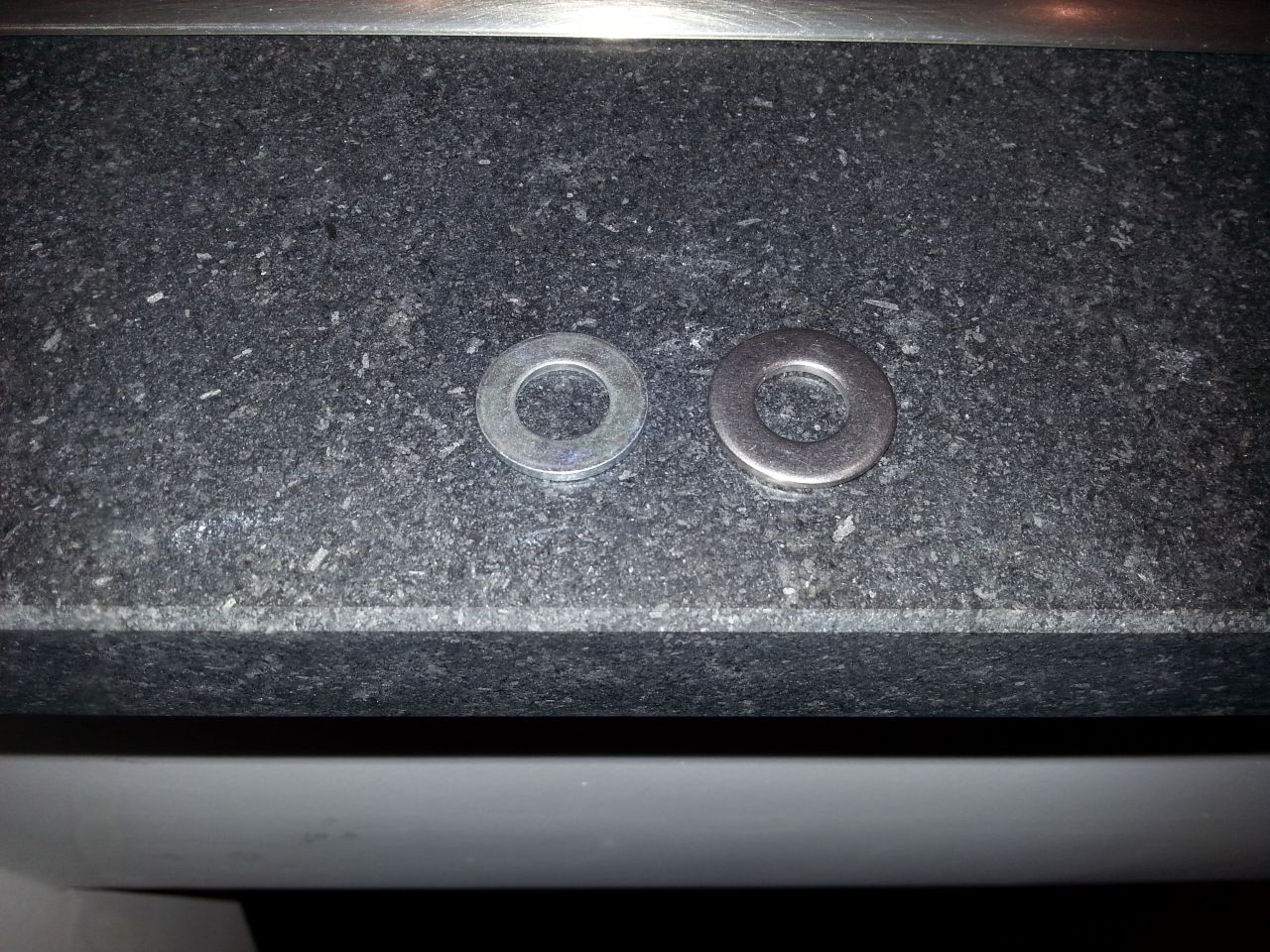 gauche rondelle goujon et droite rondelle inox