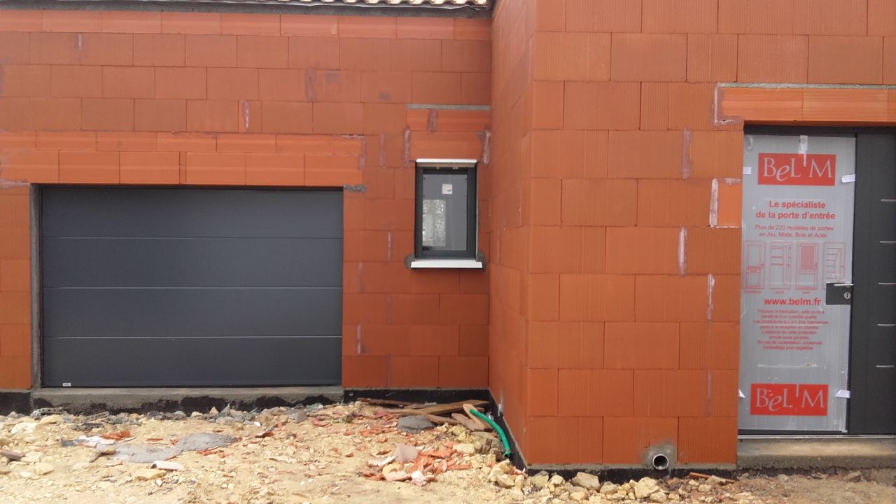 Vue d'ensemble - porte de garage et d'entrée