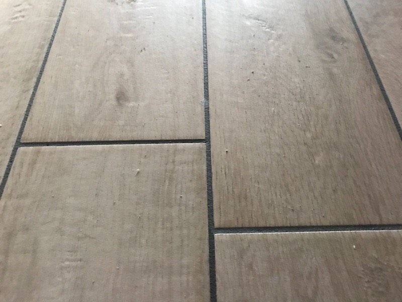 Carrelage imitation parquet gamme Marazzi Treverkway Décoceram et joint gris foncé