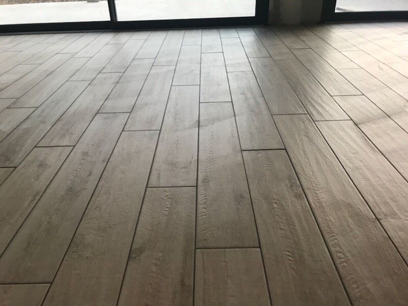 Carrelage imitation parquet gamme Marazzi Treverkway Décoceram et joint gris foncé