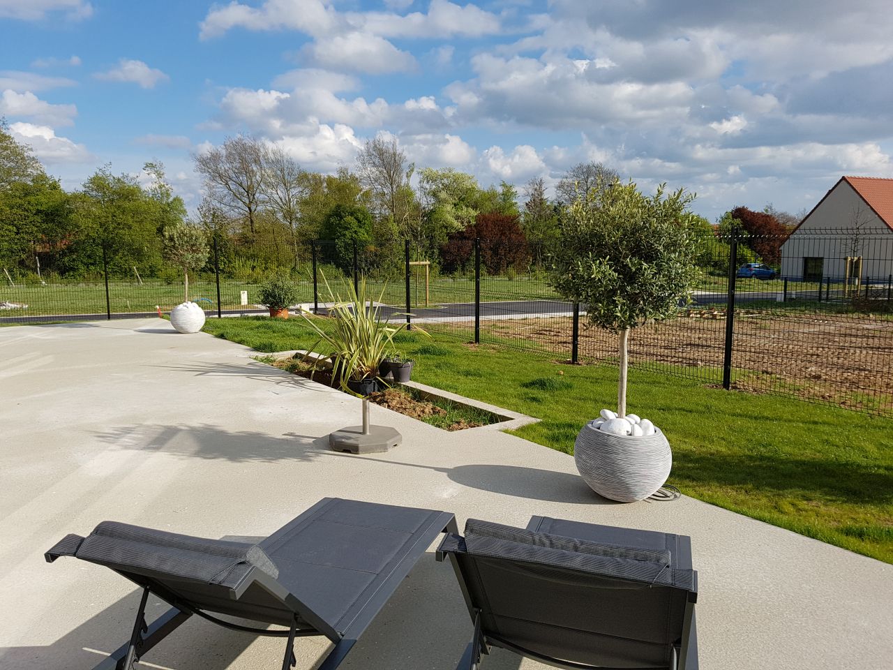 enrobé clôtures et aménagement jardin fini !!