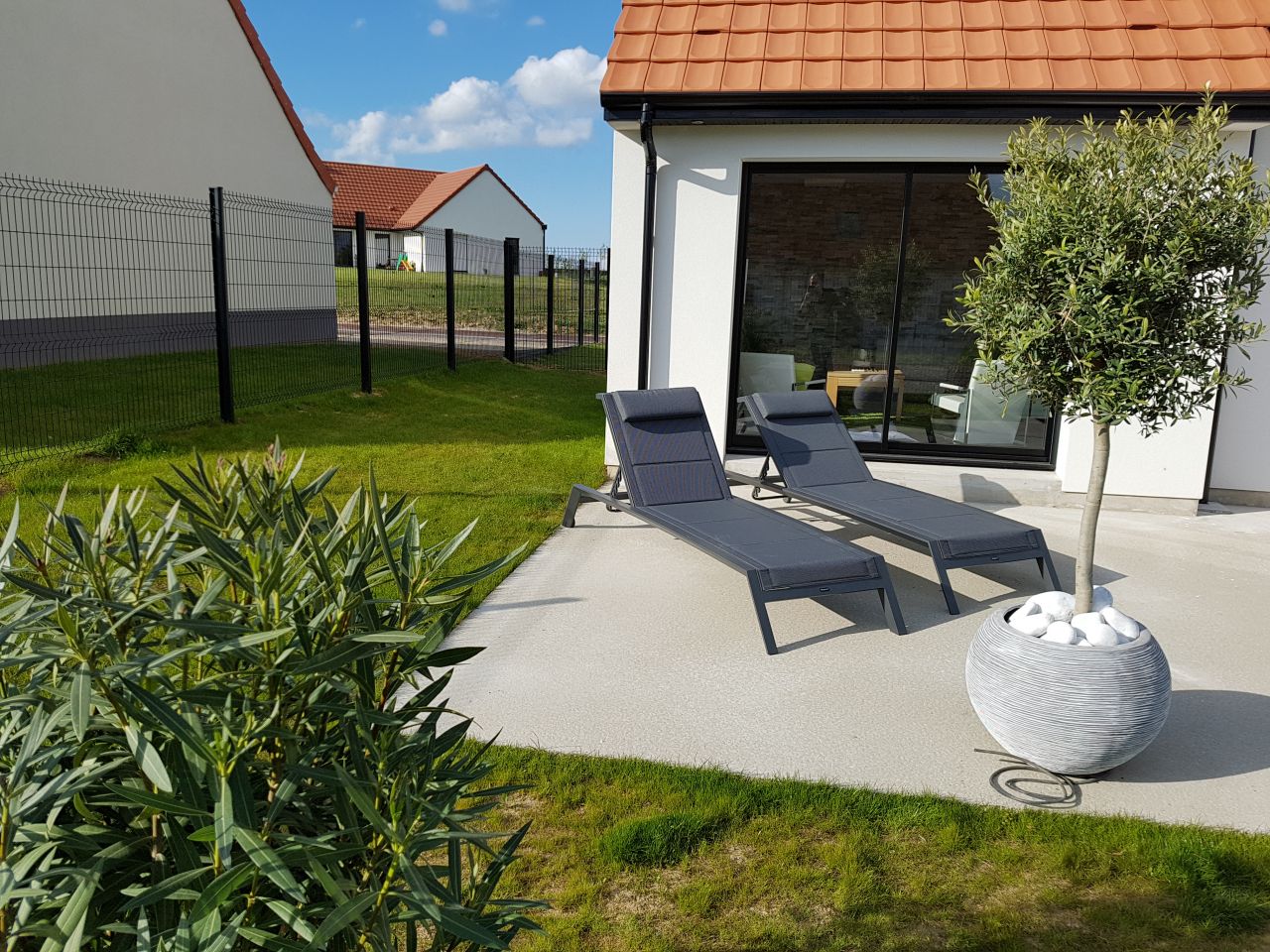 enrobé clôtures et aménagement jardin fini !!