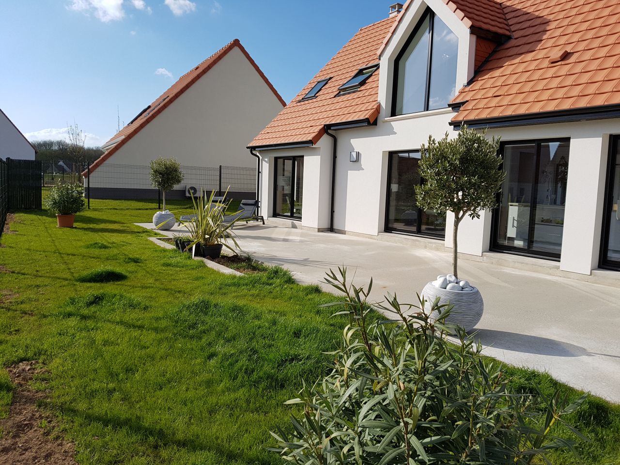 enrobé clôtures et aménagement jardin fini !!