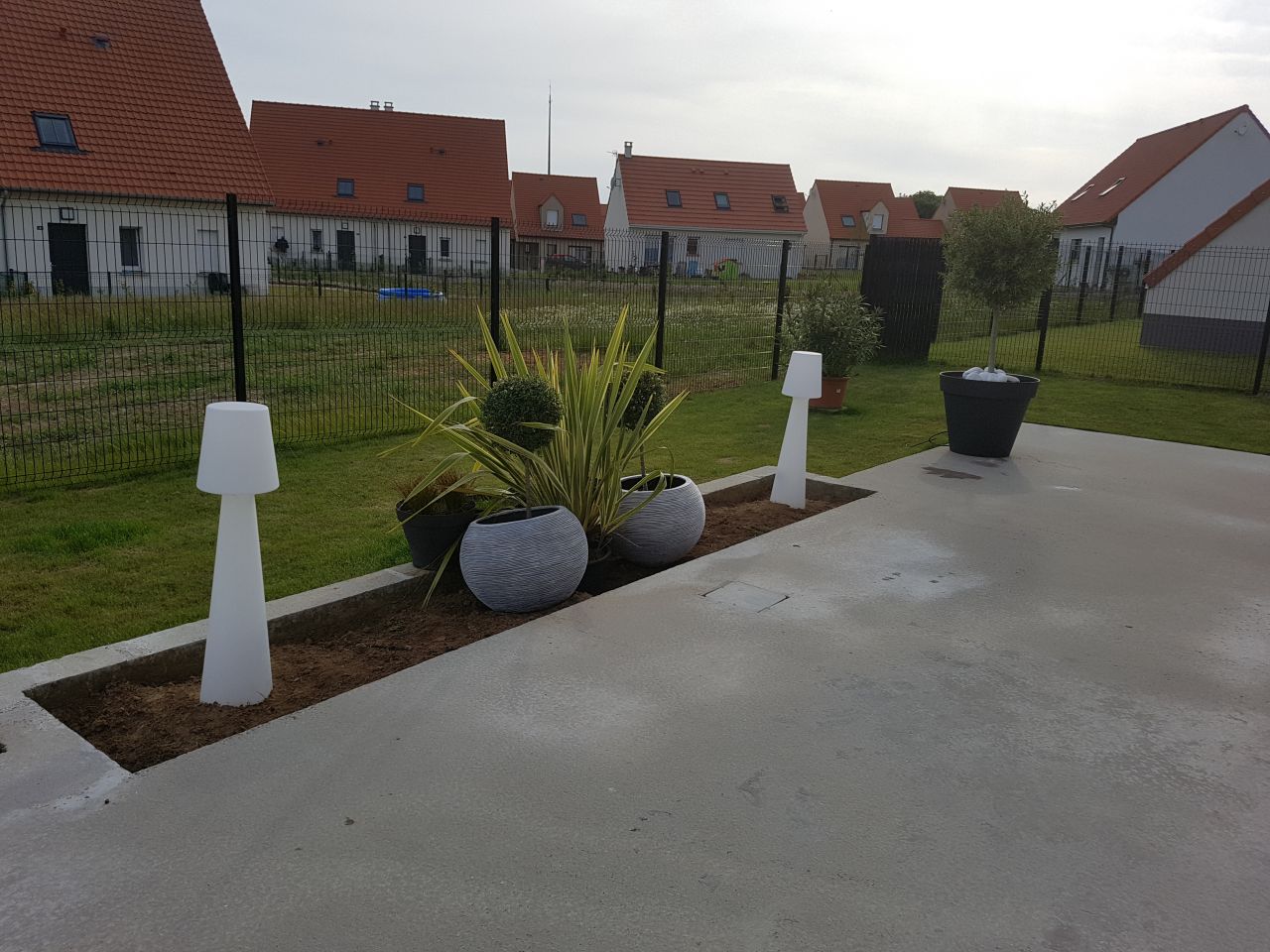 enrobé clôtures et aménagement jardin fini !!