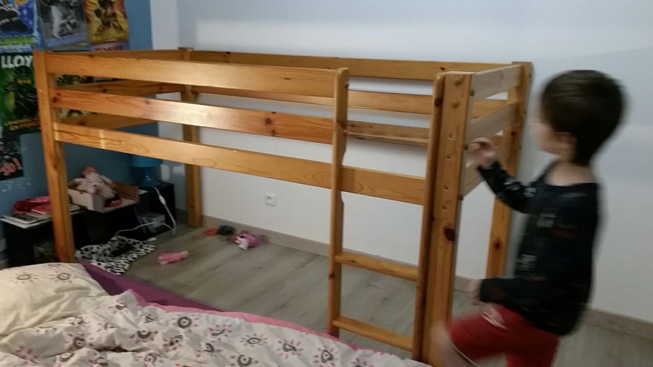 installation d'un lit en hauteur pour que les enfants puissent retrouver de la place dans la chambre (ils dorment dans la mme chambre). Relooking du lit en cours