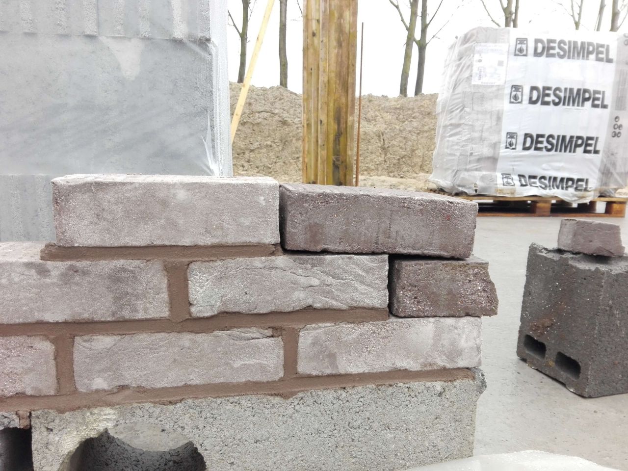 1er test des joints de brique pour l'lvation des murs pas concluant. On espre pouvoir en refaire un trs vite dans les tons gris pour ne pas perdre plus de temps dans l'avance du chantier.