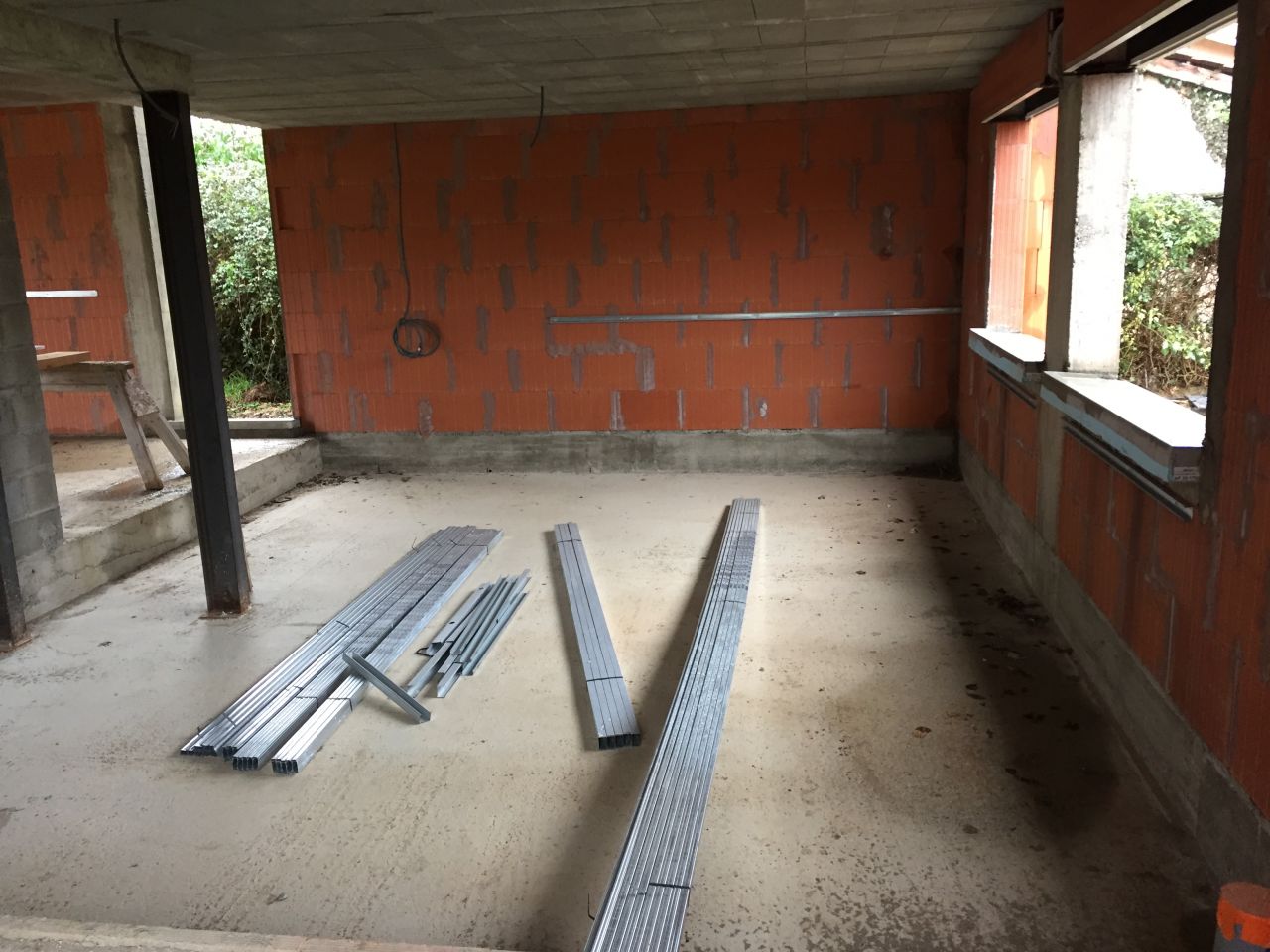 Début de la pose des rails