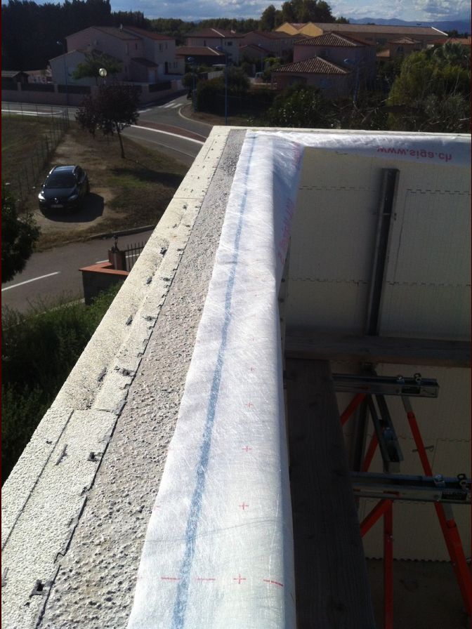 Jonction Mur béton/membrane d'étanchéité à l'air toiture.