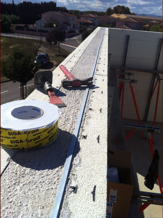 Jonction Mur béton/membrane d'étanchéité à l'air toiture.