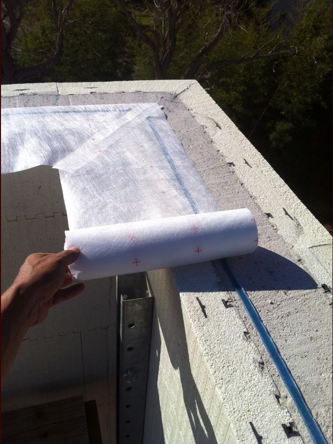Jonction Mur béton/membrane d'étanchéité à l'air toiture.