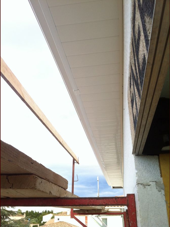 Vue extérieure de la sous face PVC du débord de toit bioclimatique sud.