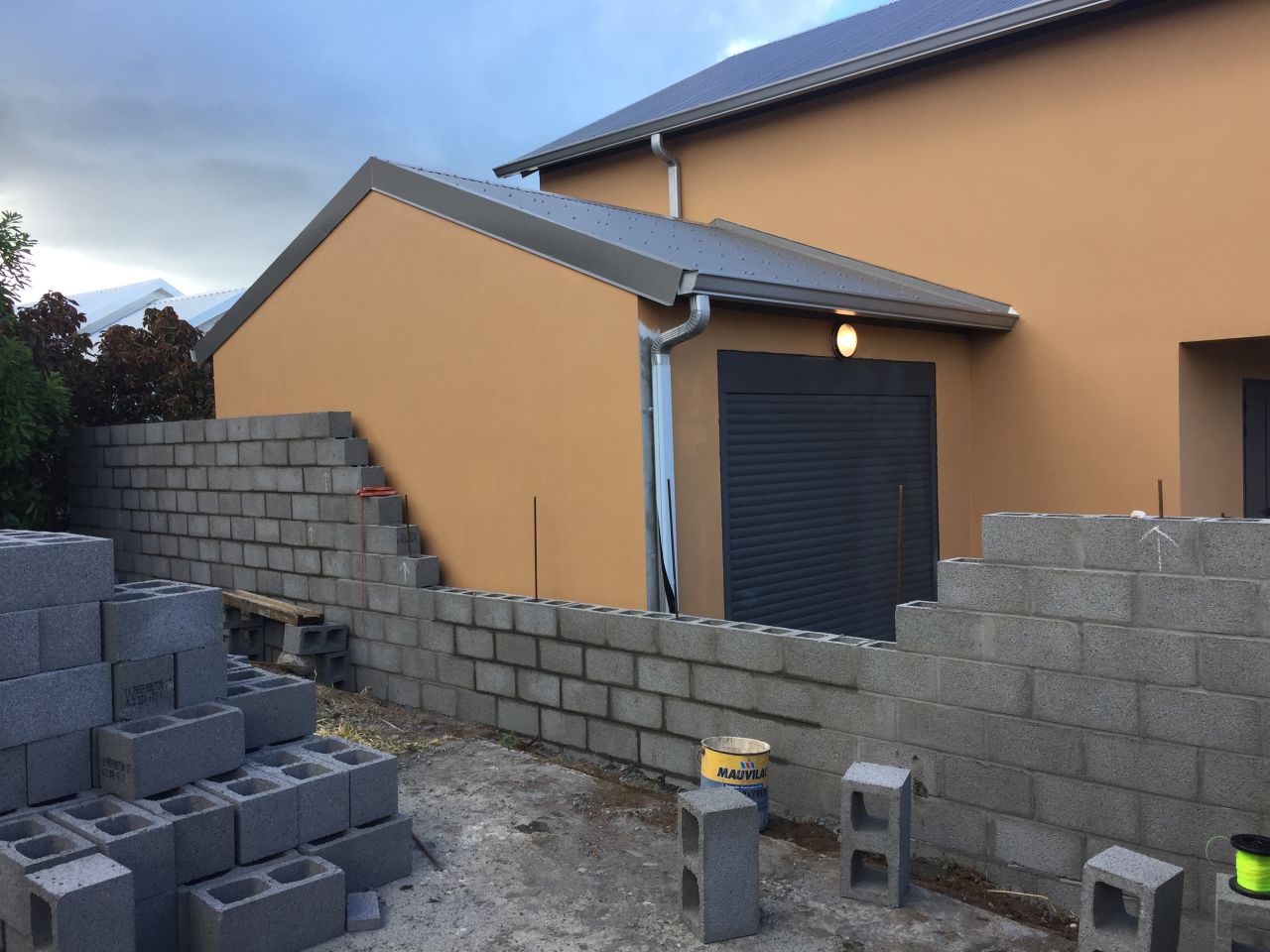 mur de clôture en cours
