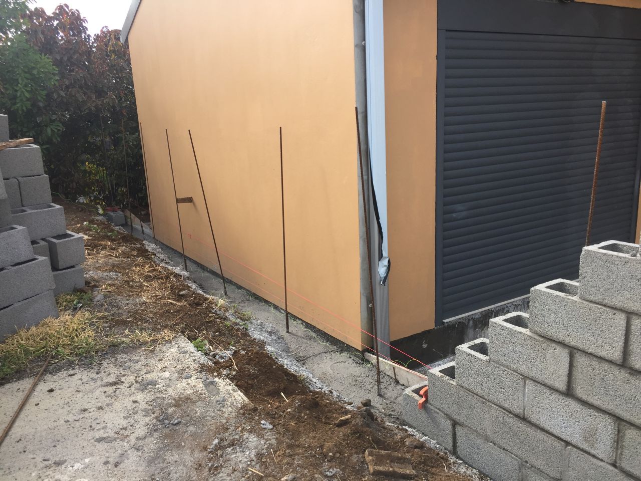 mur de clôture en cours
